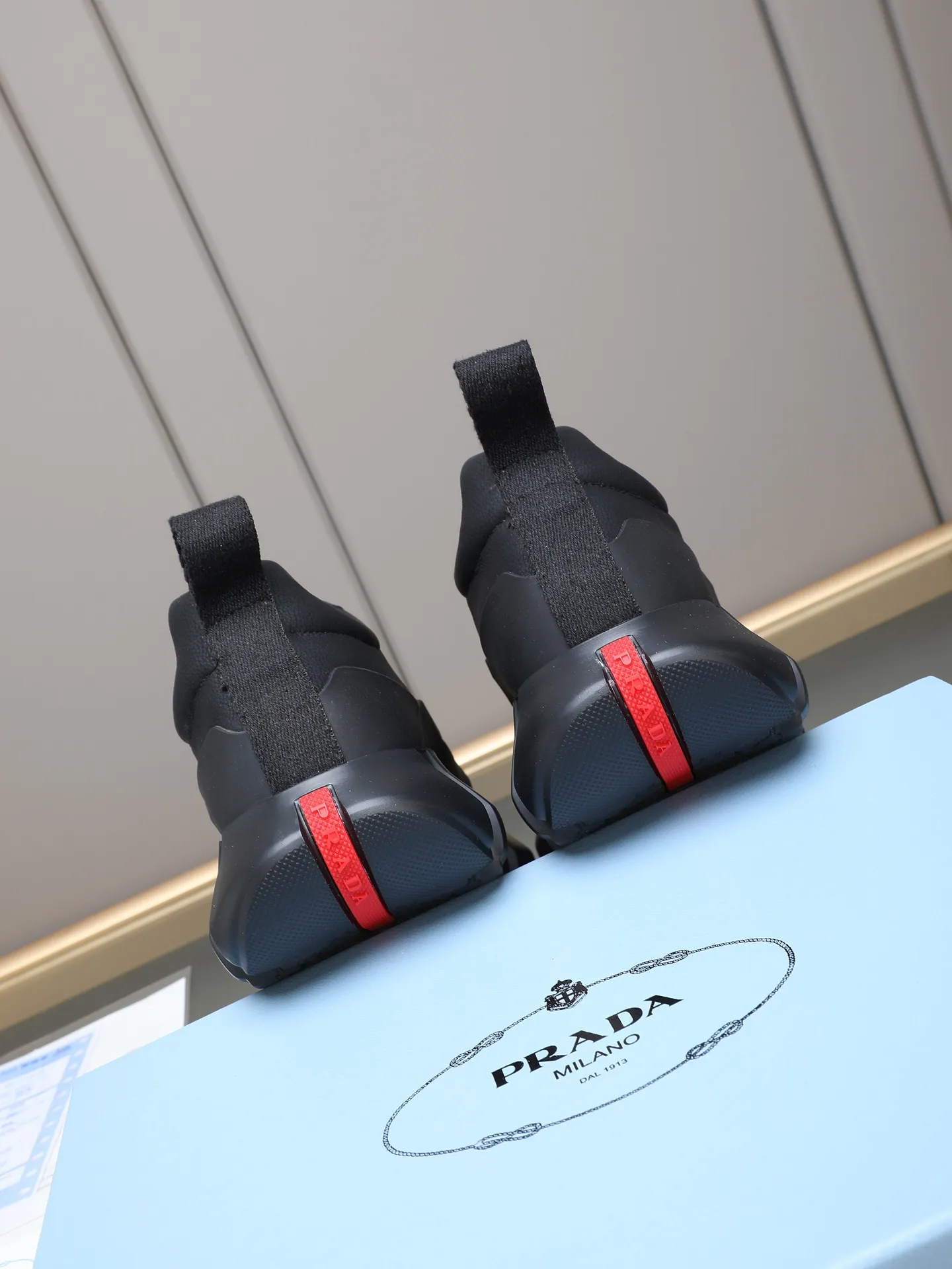 Men's shoes 💰500 PRADA/Prada men's lace-up casual sports shoes, the upper is made of imported first-layer calfskin, soft, comfortable and breathable ➕ washed sheepskin! The tongue is decorated with the PRADA brand letter logo. The rubber thick sole echoes the red label tongue. The style is fashionable and elegant. The details are carefully crafted. A casual sports shoe with a super western style and excellent breathability!  Size: 38-44 (45 46 customized)
